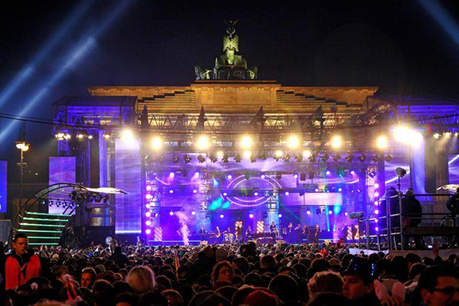 Berlin, Đức: Giữa Cổng Brandenburg và Cột Chiến thắng, hàng trăm nghìn người dự tiệc tại một trong những bữa tiệc đường phố lớn nhất châu Âu trong hơn 12 giờ. 
