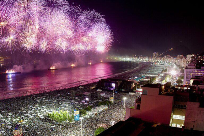 Rio de Janeiro, Brazil: Lễ hội Carnival là lễ hội lớn nhất ở Brazil mỗi năm, nhưng không có gì giống với đêm Giao thừa ở Rio với khoảng 2 triệu người tập trung tại một trong những bãi biển nổi tiếng nhất thế giới để tiệc tùng thâu đêm. 
