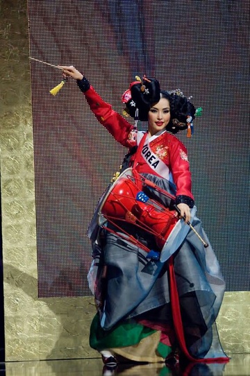 &nbsp;Honey Lee nhận được nhiều lời khen ngợi với bộ&nbsp;hanbok cách tân trong cuộc thi&nbsp;Miss Universe 2007