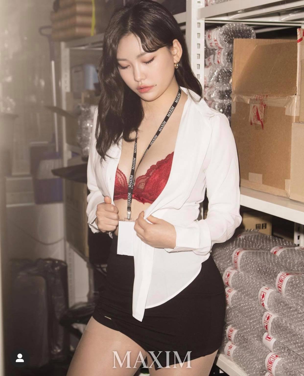 Người mẫu Sunskye quyến rũ trong concept "nữ nhân viên văn phòng gợi cảm" trên tạp chí Maxim Hàn Quốc.