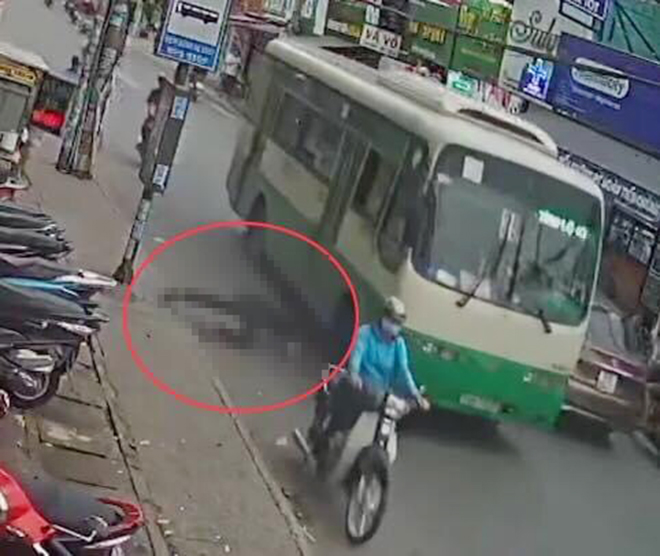 Thanh niên bất ngờ lao đầu vào bánh xe buýt, tử vong tại chỗ