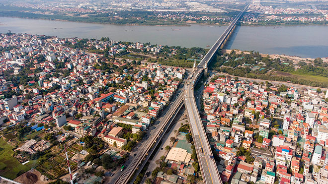 Sau 6 tháng sửa chữa mặt cầu Thăng Long (Hà Nội), các đơn vị thi công đang gấp rút hoàn thành những hạng mục cuối cùng để chuẩn bị thông xe vào đầu năm 2021