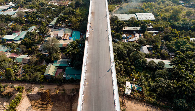 Các đơn vị thi công đã huy động hàng trăm kỹ sư, công nhân cùng nhiều trang thiết bị máy móc gấp rút thi công mặt cầu Thăng Long