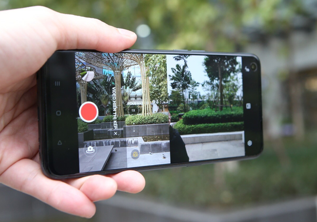 Video hiển thị kép đồng thời với camera selfie 44MP
