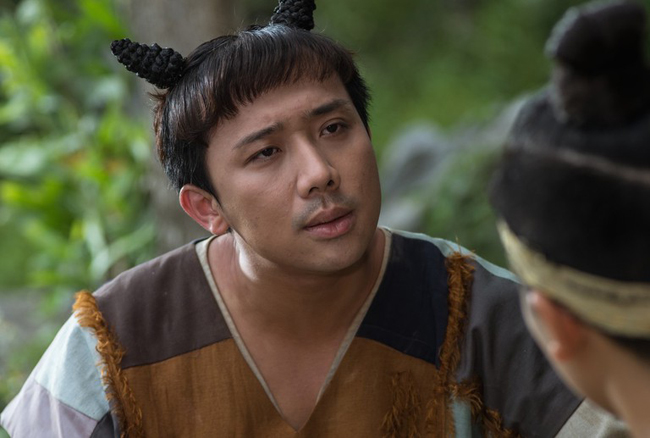 Trong vai diễn Xẩm, bạn thân của Quỳnh, Trấn Thành khắc họa hình ảnh một chàng trai ngờ nghệch, yêu thích cuộc sống tự do, đam mê giải đố những trò vặt.
