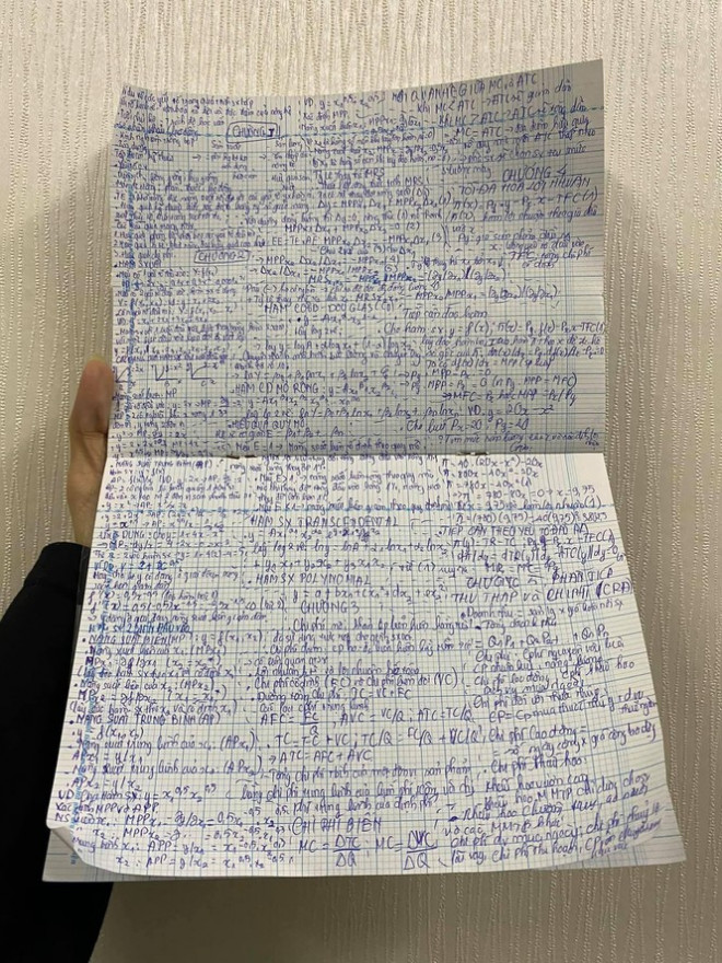 Khi thầy giáo bảo cho đem tài liệu chỉ trong một tờ giấy A4... (Ảnh: Lâm Thể Ny)