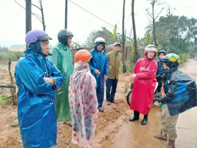 Lực lượng chức năng cùng người dân hội ý trước khi lên đường tìm kiếm cụ ông mât tích