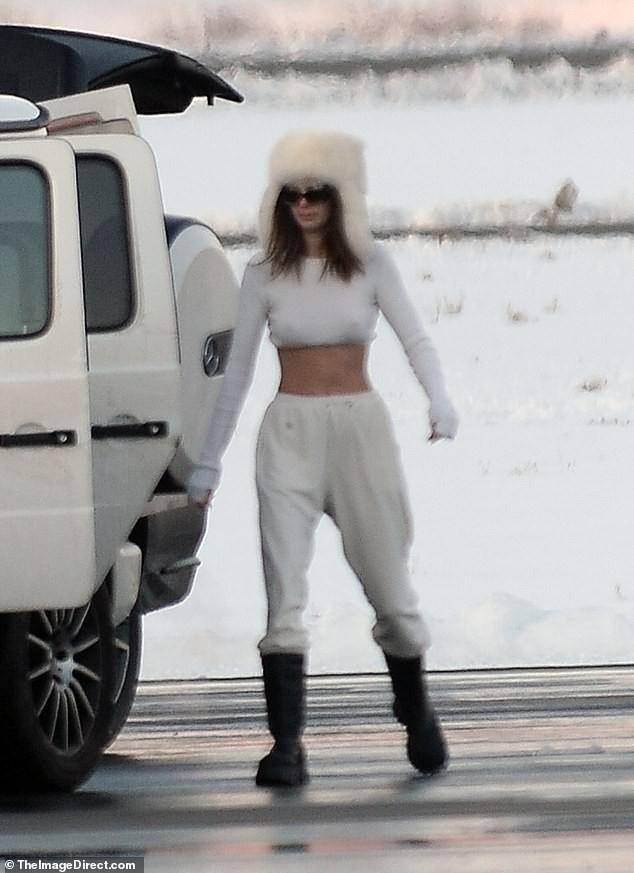 Kendall Jenner mặc ‘quên nội y’, mặc crop-top khoe eo thon bất chấp lạnh âm độ C - 1