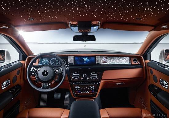 Bước vào bên trong dòng xe Rolls Royce Phantom, khách hàng "choáng ngợp" trước xa xỉ bậc nhất của dòng xe này.