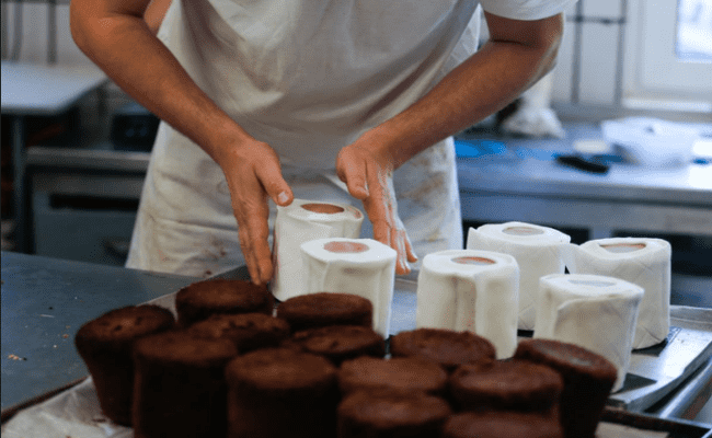 Mỗi ngày, cửa hàng bán được hơn 200 chiếc bánh “giấy vệ sinh”. Đây là 1 cách giúp đảm bảo công việc của những người thợ làm bánh tại đây trong năm qua. 1 chiếc bánh như vậy có giá khoảng 35 USD (811.000 đồng)/loại đường kính 6 inch.
