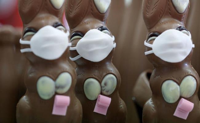 Tại Thuỵ Sĩ, những chú thỏ sô cô la Phục Sinh được “đeo khẩu trang” trước khi bày bán. Đây là ý tưởng của một tiệm bánh tại nước này nhằm khuyến khích mọi người có ý thức hơn trong việc bảo vệ bản thân.
