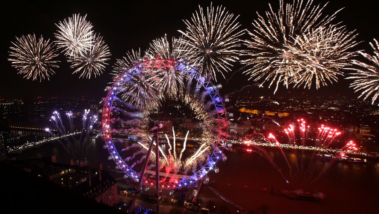 Màn pháo hoa đặc sắc mừng đêm giao thừa trên sông Thames ở Anh năm nay đã không còn (ảnh: Guardian)