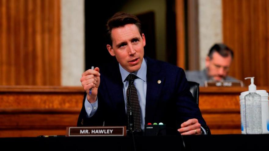 Josh Hawley là Thượng nghị sĩ đầu tiên tuyên bố phản đối kết quả bỏ phiếu của đại cử tri.