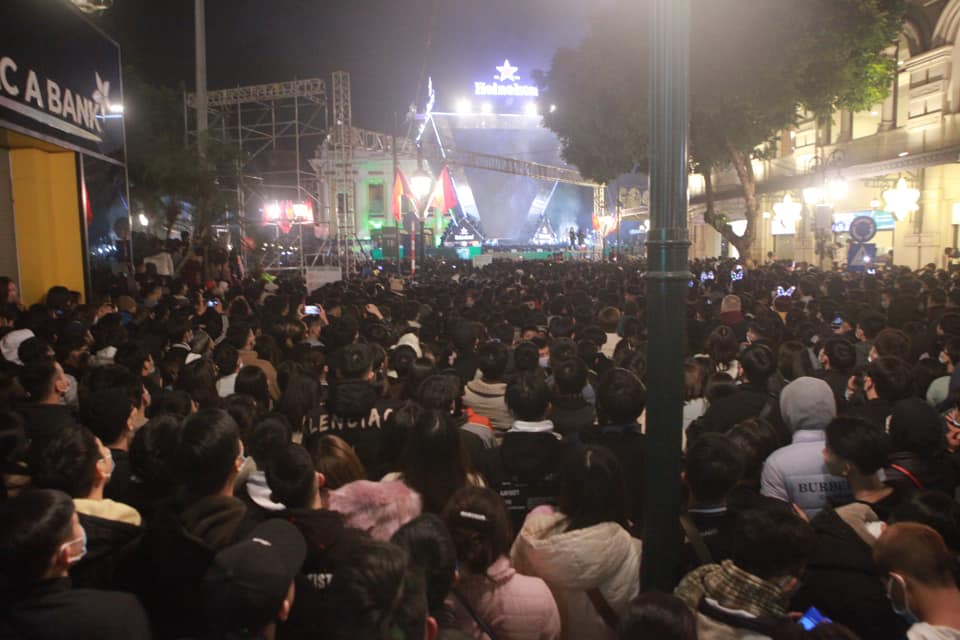 Năm nay, khu vực quanh Hồ Gươm có duy nhất điểm tại Nhà hát Lớn tổ chức ca nhạc chào đón năm mới nên lượng người đổ về phố Tràng Tiền mỗi lúc một đông