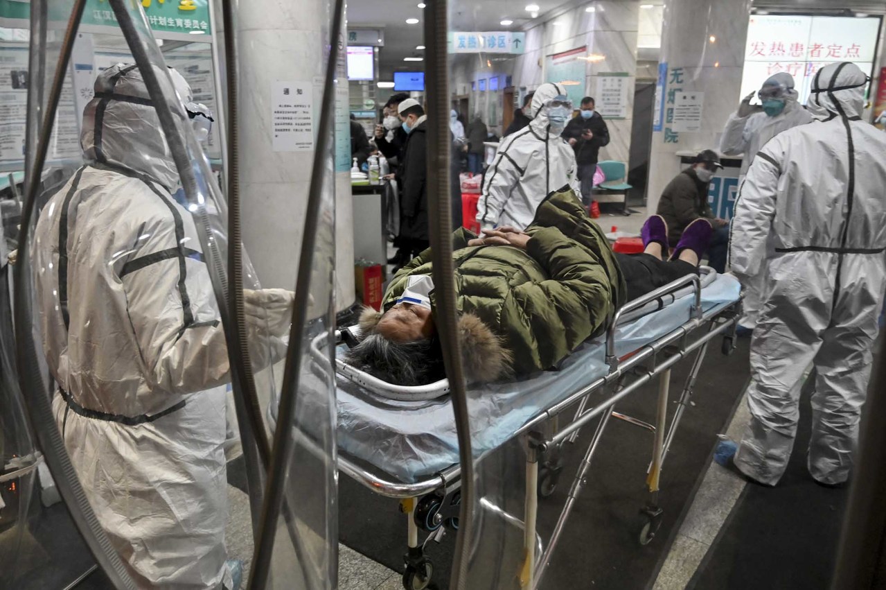 Một bệnh nhân Covid-19 có triệu chứng nghiêm trọng được đưa nhập viện ở Trung Quốc (ảnh: Reuters)