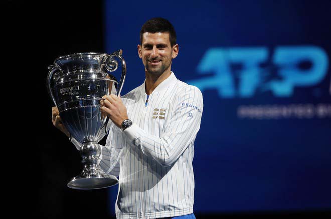 Djokovic nhận cúp cho vận động viên tennis giành ngôi vị số 1 của năm