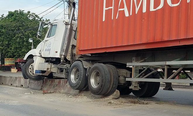 Xe container cưỡi lên dải phân cách