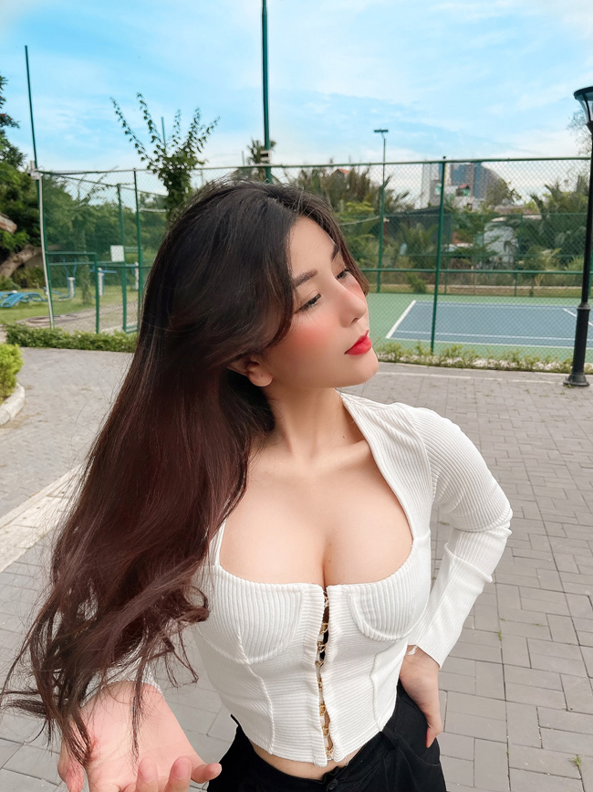 Tuy từng được khen ngợi là hot girl có thành tích học tập &#34;khủng&#34; nhưng kết quả thi THPT Quốc gia của cô lại không mấy ấn tượng.&nbsp;
