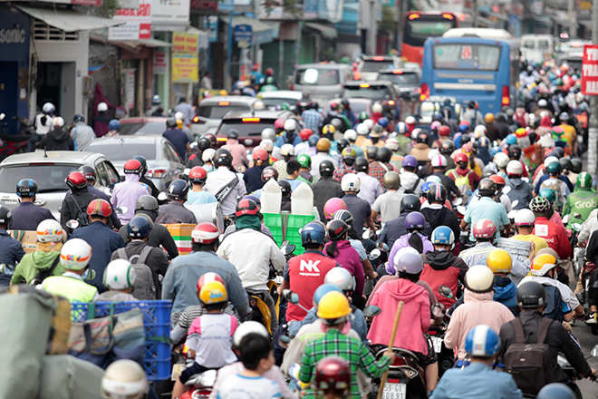 Trên đường Xô Viết Nghệ Tĩnh, dòng phương tiện nối hàng dài từ cầu vượt thép Hàng Xanh đến cầu Bình Triệu.