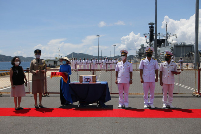 Tàu Hải quân Hoàng gia Anh HMS Richmond thăm Việt Nam - 8