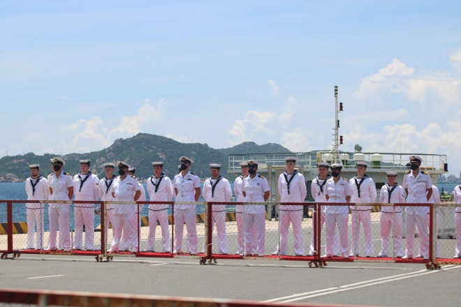 Tàu Hải quân Hoàng gia Anh HMS Richmond thăm Việt Nam - 10