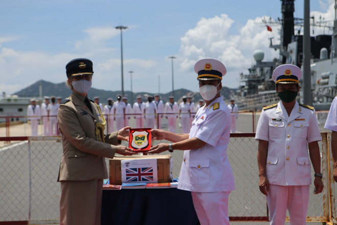 Tàu Hải quân Hoàng gia Anh HMS Richmond thăm Việt Nam - 14