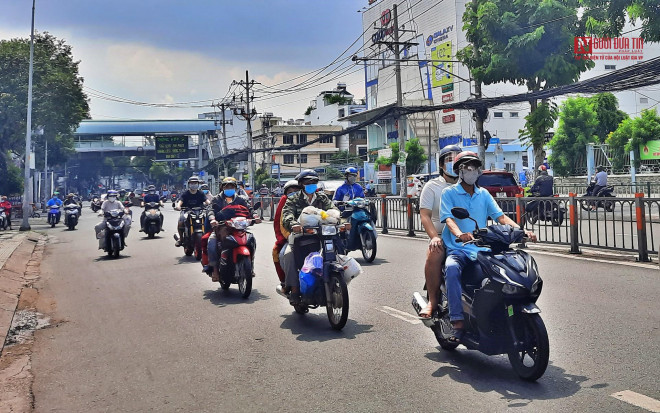 Tp.HCM: Ngày đầu nới lỏng, người dân xếp hàng cắt tóc, tập gym - 7