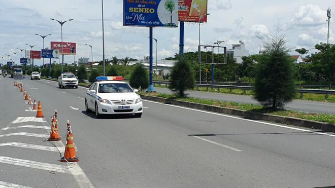 Đoàn công dân Sóc Trăng được lực lượng chức năng dẫn qua địa bàn TP Cần Thơ. Ảnh: CHÂU ANH