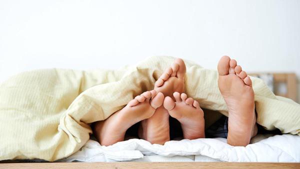 Đàn ông có bàn chân lớn hơn 28cm có nguy cơ quan hệ tình dục ngoài luồng. (Ảnh minh họa)