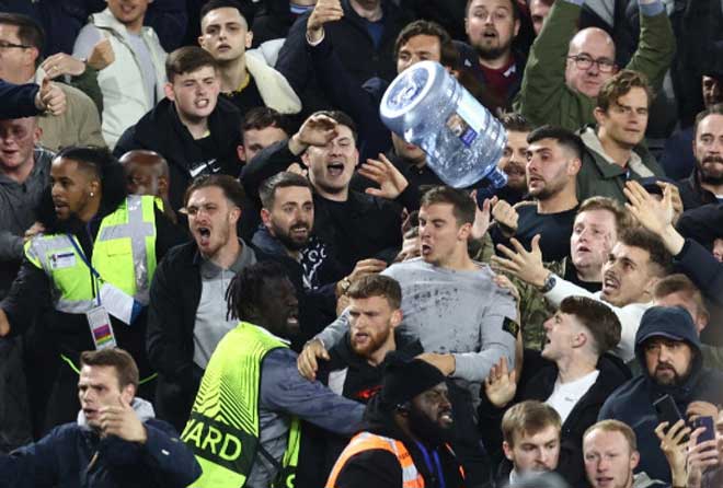 CĐV Áo dùng chai nước tấn công fan West Ham