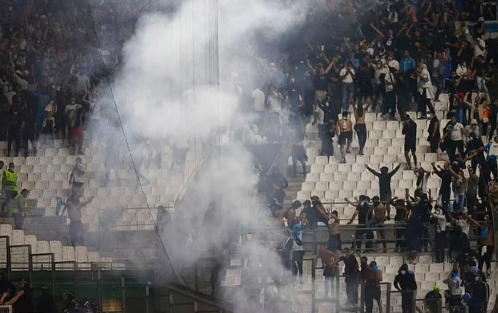 Bạo loạn Europa League: CĐV ẩu đả kinh hoàng, tấn công nhau bằng pháo sáng - 3