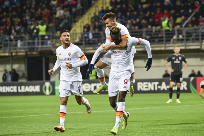 Roma dễ dàng giành chiến thắng trong trận đấu thứ 200 của HLV Mourinho ở cúp châu Âu