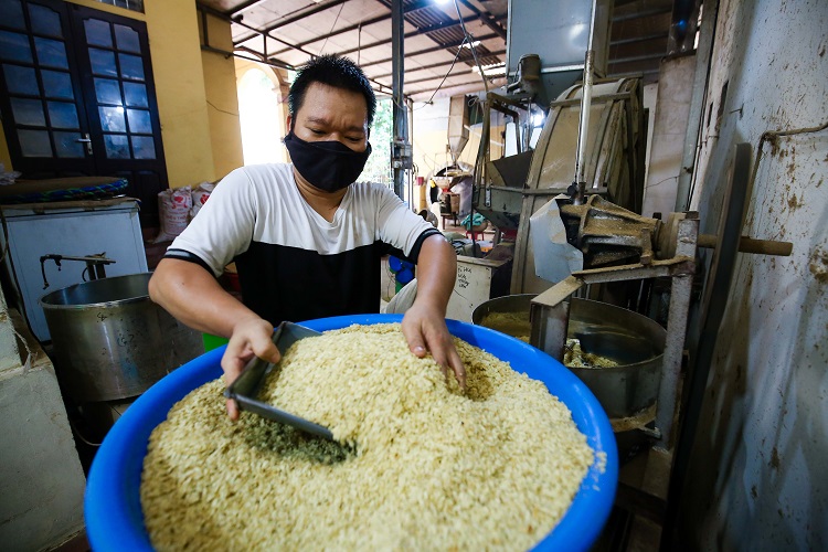 Hàng năm, từ tháng 7 đến tháng 10, cốm Hà Nội bắt đầu vào chính vụ, đây cũng là thời điểm cho ra lò những mẻ cốm “thượng hạng” nhất. Vụ mùa năm nay, do ảnh hưởng của Covid-19, nhiều làng cốm phải tạm dừng hoạt động hơn 2 tháng đến nay mới bắt đầu sản xuất trở lại.