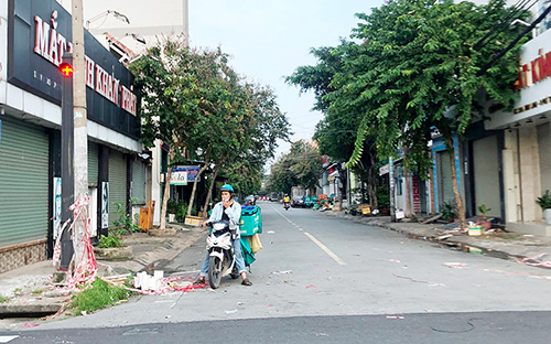 Hàng loạt rào chắn bằng thép gai, ghế đá, giàn giáo… tại nhiều tuyến đường ở TP.HCM đã được tháo dỡ sau nhiều tháng “bít bùng” để chống dịch COVID-19.