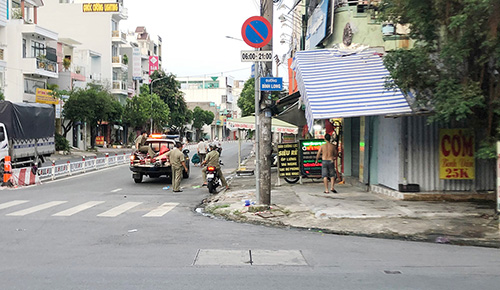 Những hàng rào, barie, cọc tiêu, biển báo... trên đường Nguyễn Sơn đã được lực lượng chức năng đưa lên xe. Bàn ghế, thiết bị phục vụ cho lực lượng kiểm soát cũng được sắp xếp gọn gàng vào vỉa hè trước khi chuyển đi.