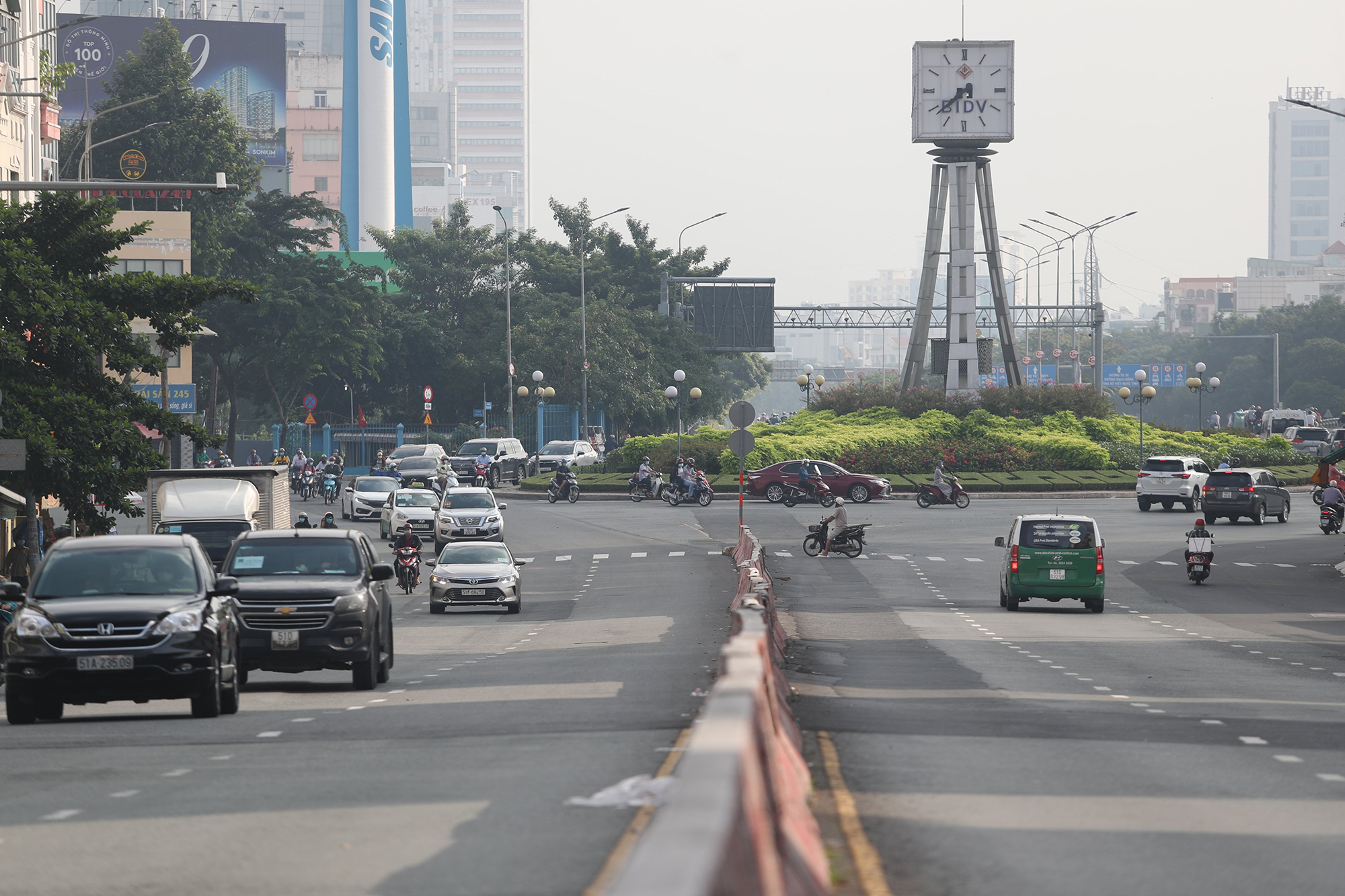 Vòng xoay Điện Biên Phủ xe cộ nối đuôi nhau qua lại, khác hẳn hình ảnh vắng vẻ những ngày thành phố siết chặt giãn cách trước đây.