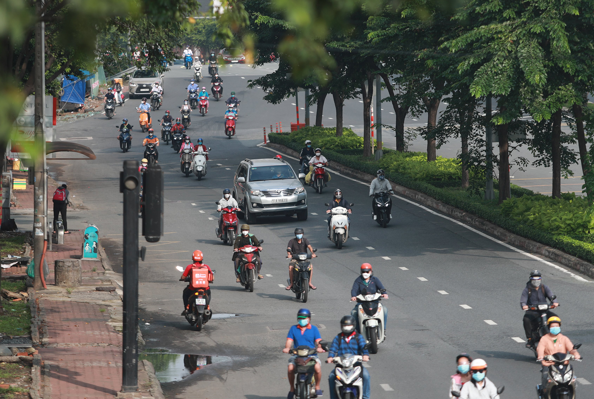 TP.HCM đặc biệt lưu ý người dân không tự ý di chuyển ra khỏi thành phố bằng phương tiện cá nhân, trường hợp cần thiết cần có sự đồng ý của nơi đi và nơi đến, theo hướng dẫn của sở GTVT. Thành phố vẫn duy trì 12 chốt chính và 39 chốt phụ giáp ranh các tỉnh để phòng dịch.