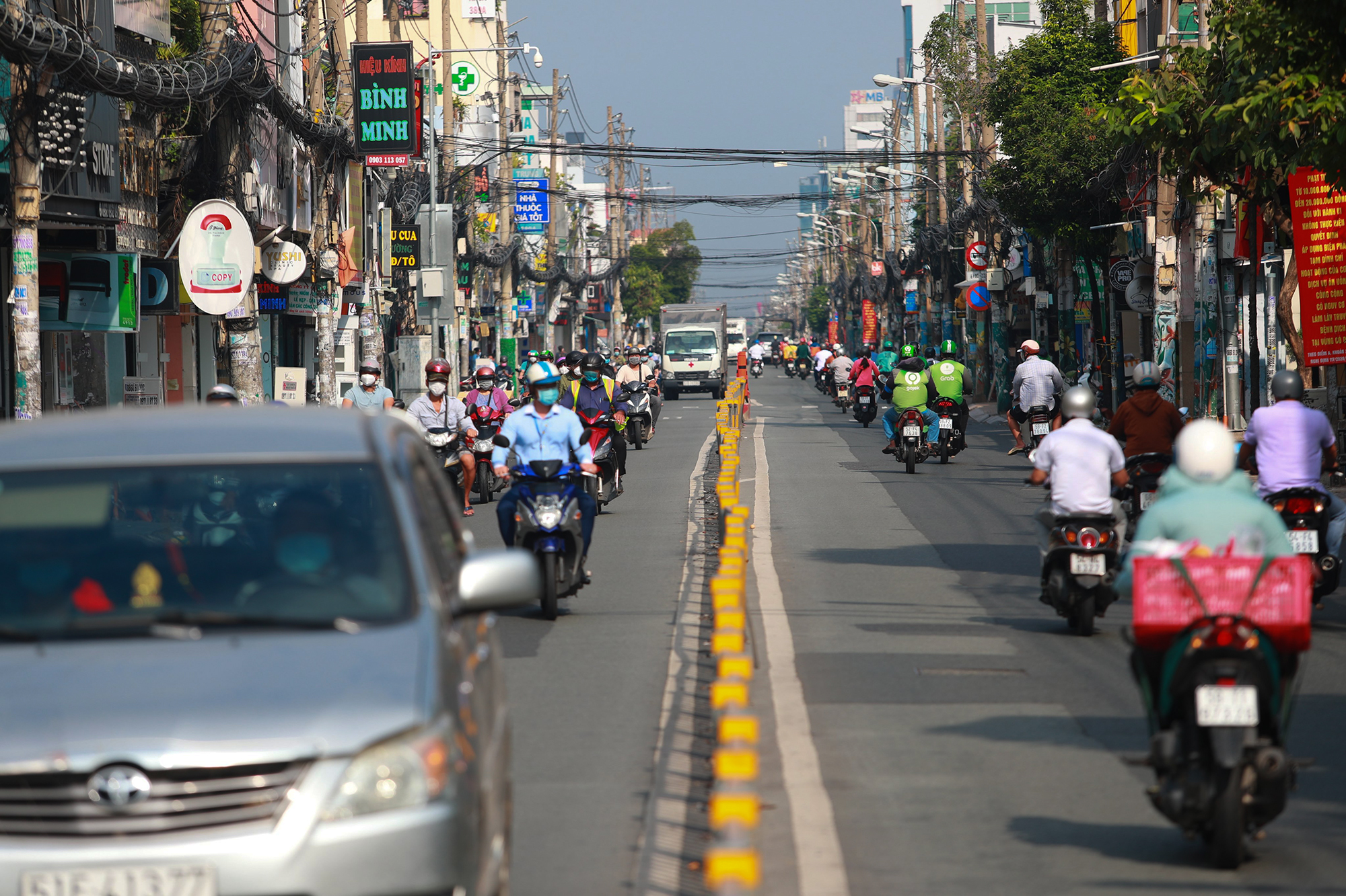 Một số tuyến đường chính ở trung tâm thành phố như Hai Bà Trưng, Nguyễn Thị Minh Khai, Điện Biên Phủ… (quận 1,3); Hoàng Văn Thụ, Cộng Hoà, Phan Đăng Lưu, Phan Đình Phùng… (quận Tân Bình, Phú Nhuận, Bình Thạnh); CMT8, đường 3/3, Lý Thường Kiệt, Nguyễn Tri Phương, Nguyễn Chí Thanh…(quận 5, 10, 11)… lưu lượng giao thông tăng lên khi người dân đổ ra đường đi làm, vận chuyển hàng hoá…