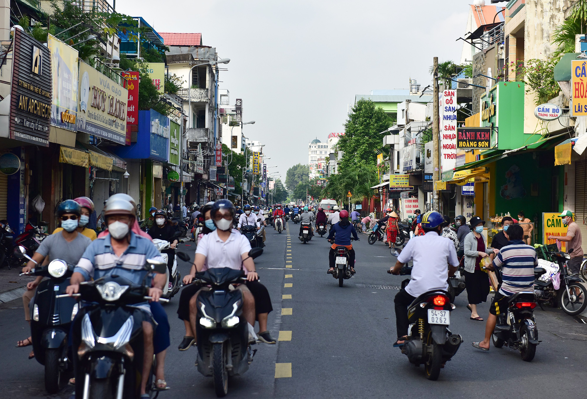 Trong sáng nay, nhiều người dân đổ ra đường để mua đồ, thực phẩm sau khi các chốt kiểm soát được tháo gỡ khiến nhiều tuyến đường nhanh chóng chật kín xe cộ. Trong ảnh, đường Tô Hiến Thành, quận 10 lượng người và xe máy di chuyển nhiều vào đầu giờ sáng.