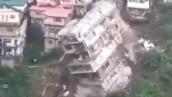 Toà nhà 8 tầng tại Ấn Độ đổ sụp vì sạt lở đất