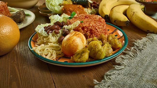 11. Waakye

Mặc dù có nguồn gốc từ các vùng phía bắc của Ghana, món ăn làm từ gạo và đậu được gọi là waakye này ngày nay đã được tiêu thụ ở nhiều quốc gia. Cho dù được ăn vào bữa sáng hay bữa trưa, món ăn này có thể được chế biến phong phú và khiến người ta thích thú bằng cách thêm vào một danh sách các món ăn kèm không thể thiếu.
