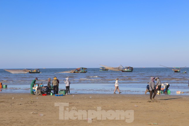 Những ngày này, chỉ trong một ngày khai thác, các tàu cá của ngư dân ở xã Thạch Kim (huyện Lộc Hà, tỉnh Hà Tĩnh) đã có thể thu về tiền triệu đến chục triệu mỗi ngày.