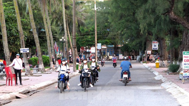 "Để đảm bảo quy định phòng chống dịch, vừa mở cửa phát triển kinh tế trở lại, quận Đồ Sơn đã triển khai hơn 30.000 liều tiêm vắc xin (gần 90%) cho người dân, người lao động làm dịch vụ du lịch trên địa bàn. Quận cũng tổ chức nhiều tổ công tác thường xuyên kiểm tra, giám sát việc chấp hành quy định phòng dịch và quy định tại các bãi tắm để đảm bảo thực hiện mục tiêu kép đề ra", lãnh đạo UBND quận Đồ Sơn nói.