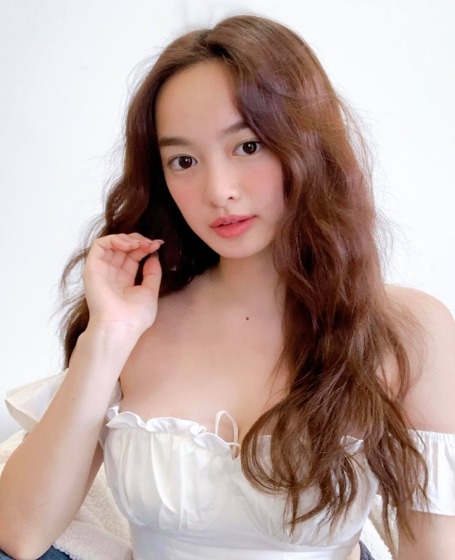 Rũ bỏ hình ảnh "hot girl ngực khủng", Kaity Nguyễn tập trung hoạt động nghệ thuật nghiêm túc, tài năng và sức nóng giúp người tình màn ảnh của Kiều Minh Tuấn có được danh xưng "ngọc nữ thế hệ mới".
