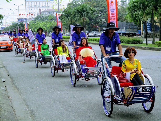 Lối sống chậm rãi của Huế như những chiếc xích lô chầm chầm trên các cung đường.