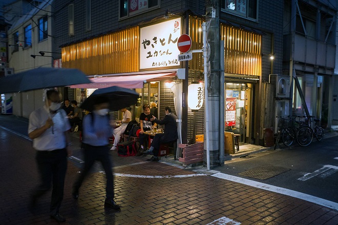 Nhật Bản sẽ thử nghiệm sử dụng&nbsp;chứng nhận tiêm chủng đối với người&nbsp;vào nhà hàng, quán bar và những địa điểm tập trung đông người.