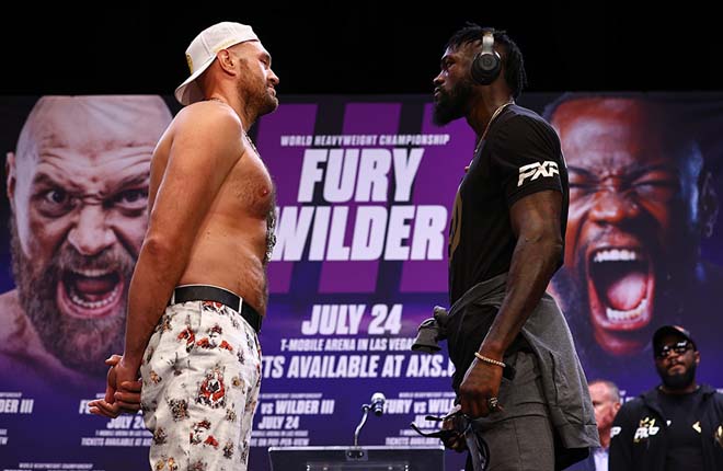 Fury (trái) được đánh giá cao hơn so với Wilder