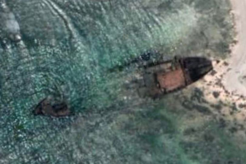 Xác tàu đắm trôi dạt bờ trên đảo North Sentinel.