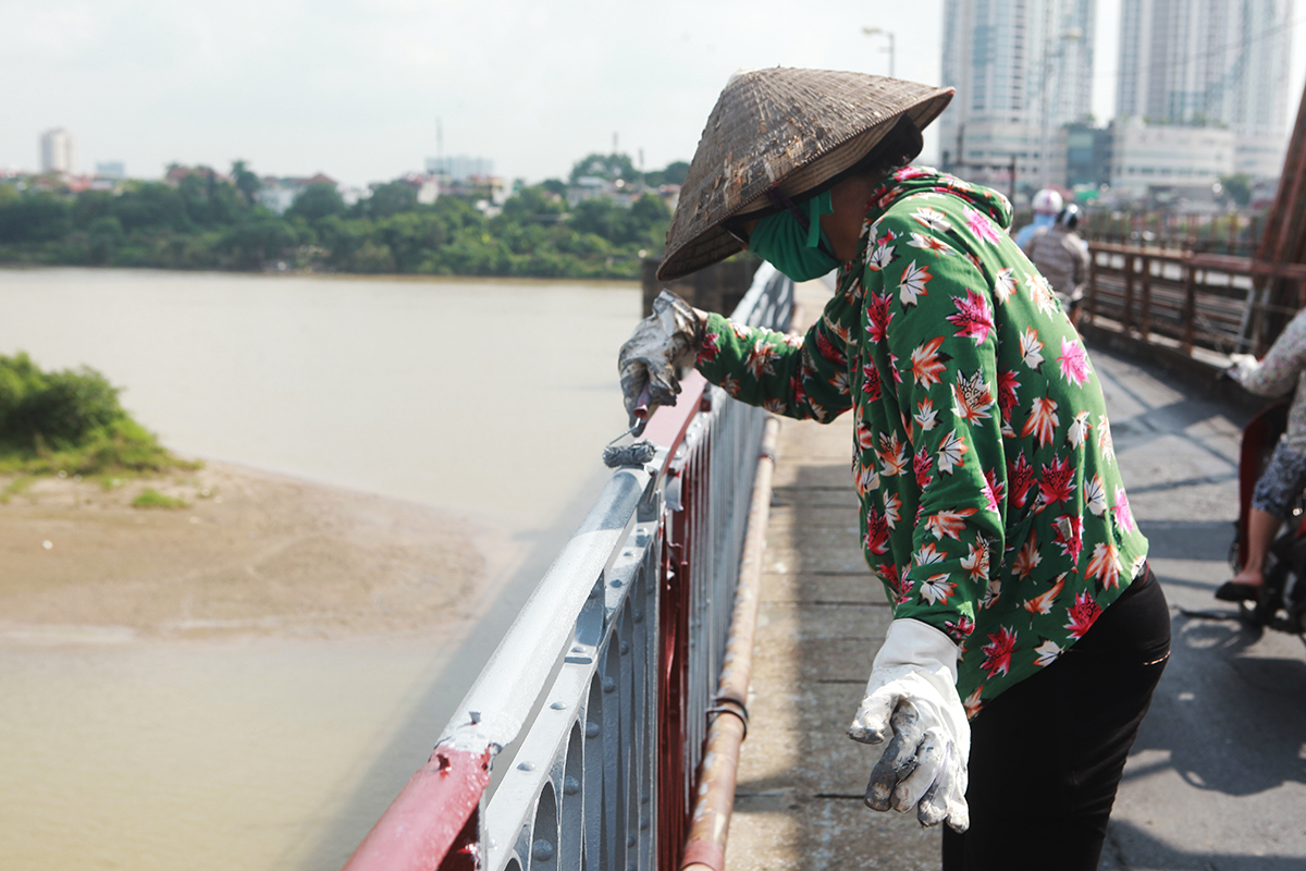 &nbsp;Sau đó sơn lớp một chống gỉ toàn bộ hai bên thành cầu Long Biên, cuối cùng sơn 2 lớp phủ