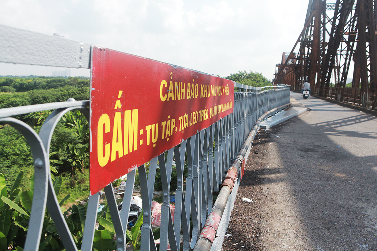 Hai bên thành cầu có tổng chiều dài gần 4.600 m, dự kiến sẽ hoàn thành trong tháng 11/2021 sau khoảng 2 tháng thi công.